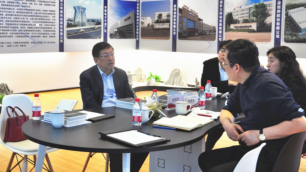 宁波市江北区委副书记、区政法委书记李冠杰一行赴尊龙凯时传感调研