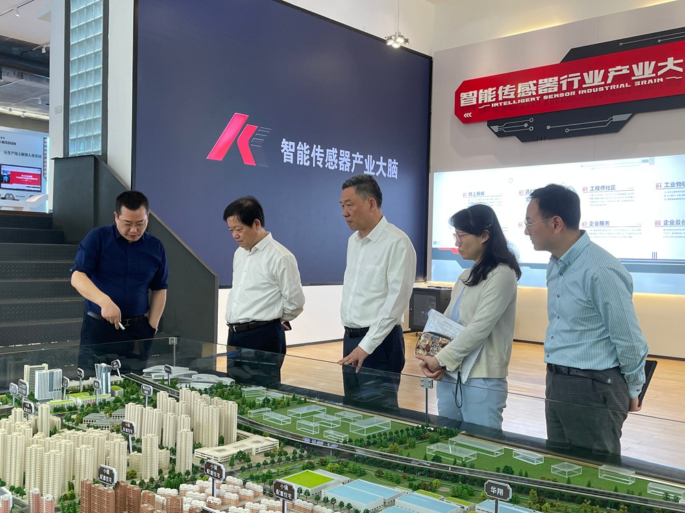 宁波市政协党组副书记、副主席陈仲朝一行莅临尊龙凯时传感考察调研