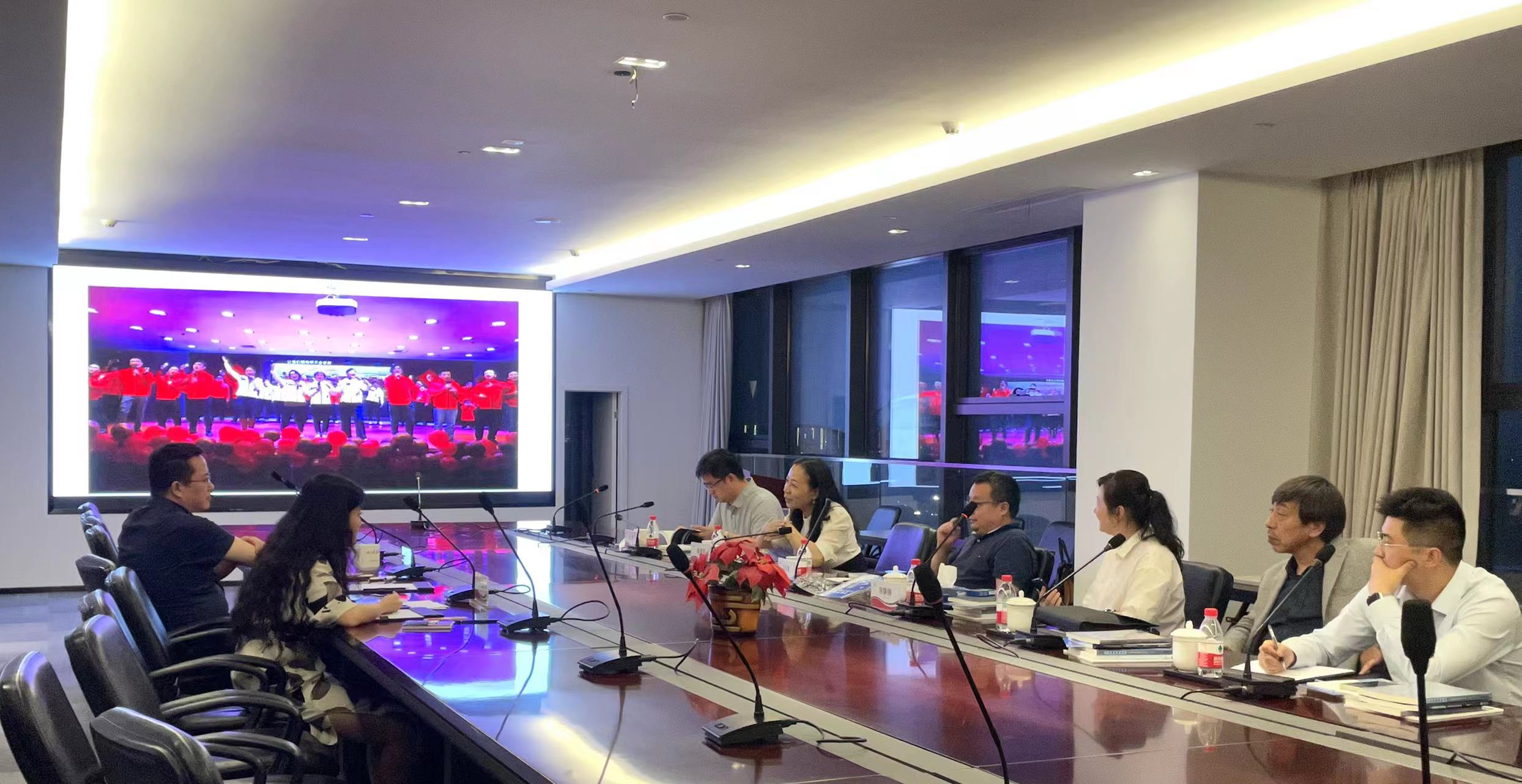 武汉大学经管学院姜星莉书记一行与武大校友企业家莅临尊龙凯时参观交流