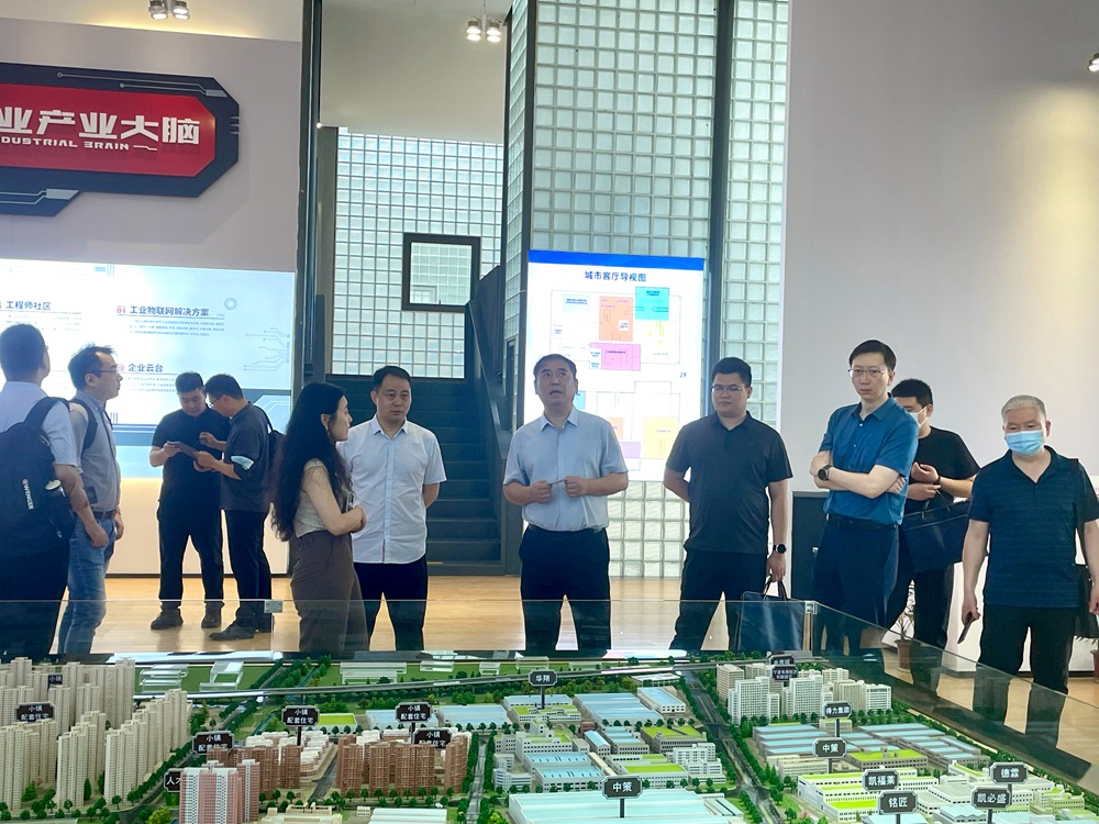 郑州市工信局党组成员、副局长曹永涛一行莅临尊龙凯时传感考察调研