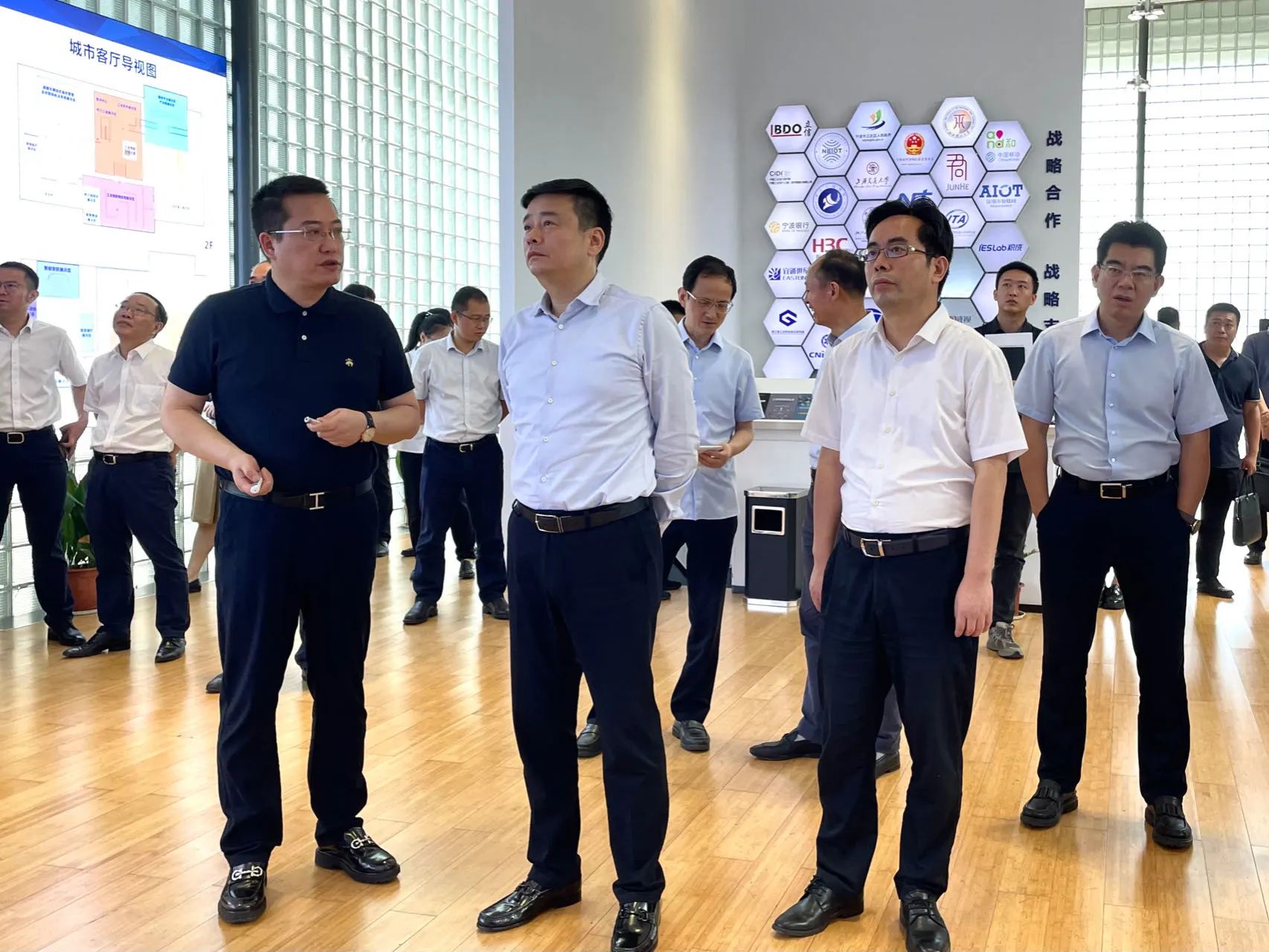 宁波市委副书记、市长汤飞帆一行莅临尊龙凯时传感考察调研