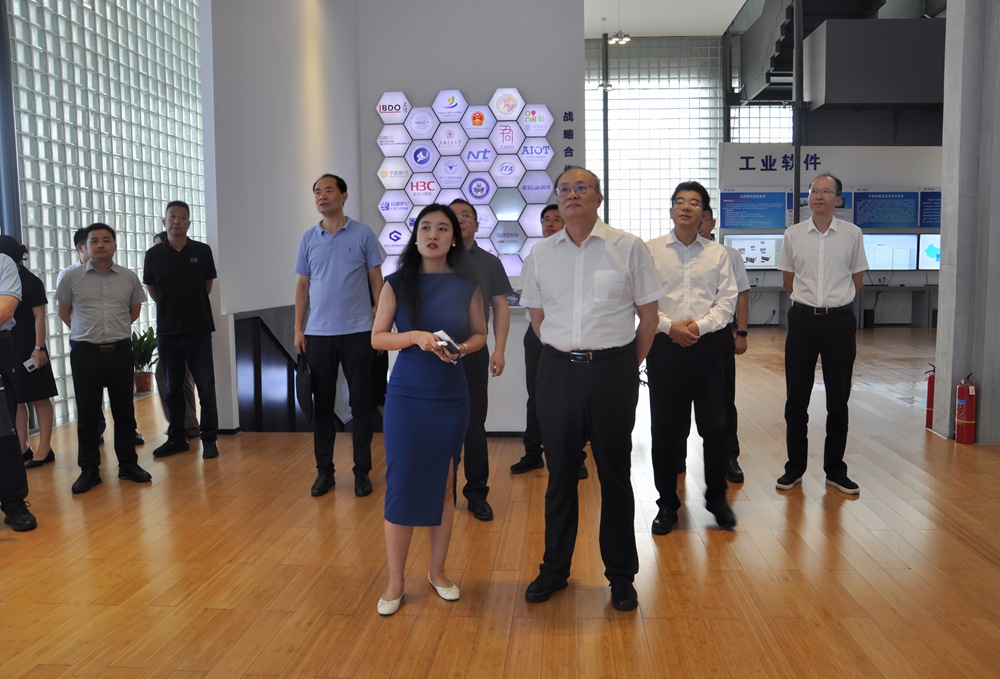 国务院发展研究中心副主任、党组成员余斌一行莅临尊龙凯时传感考察调研