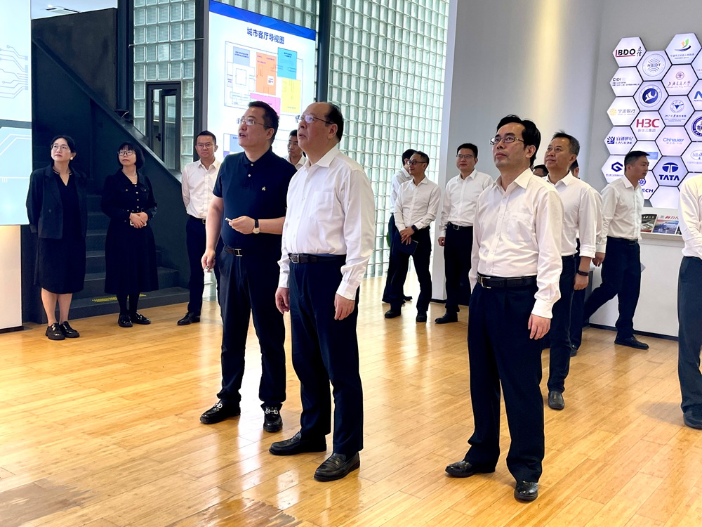 浙江省委常委、宁波市委书记彭佳学一行莅临尊龙凯时传感走访调研