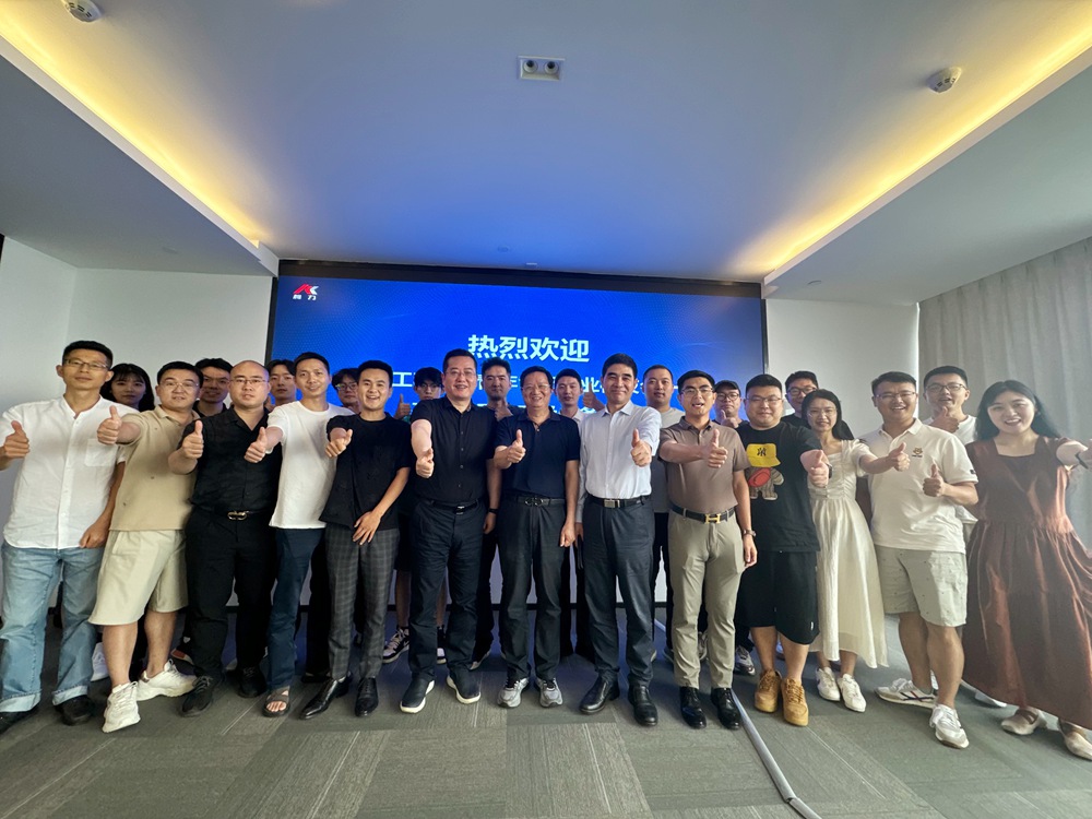 宁波工程学院青年创新创业校友会一行到临尊龙凯时传感参观交流