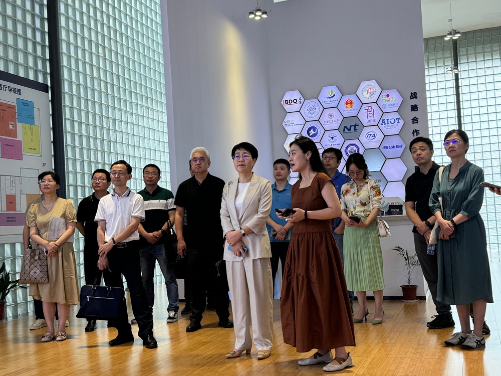 民革浙江省委会副主委、宁波市副市长金珊一行莅临尊龙凯时传感考察调研