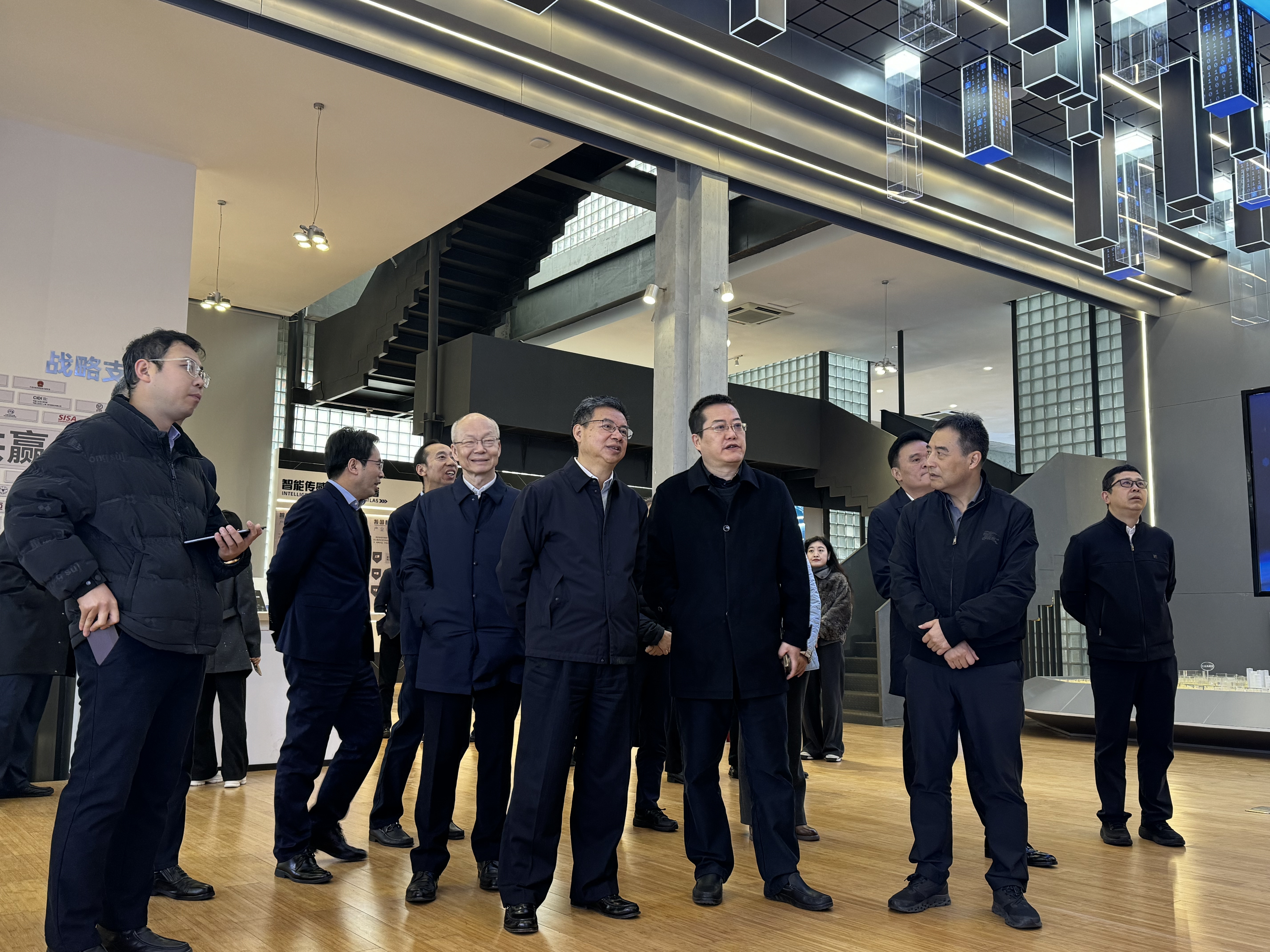 杭州市人大常委会党组书记暨军民一行莅临尊龙凯时传感考察调研